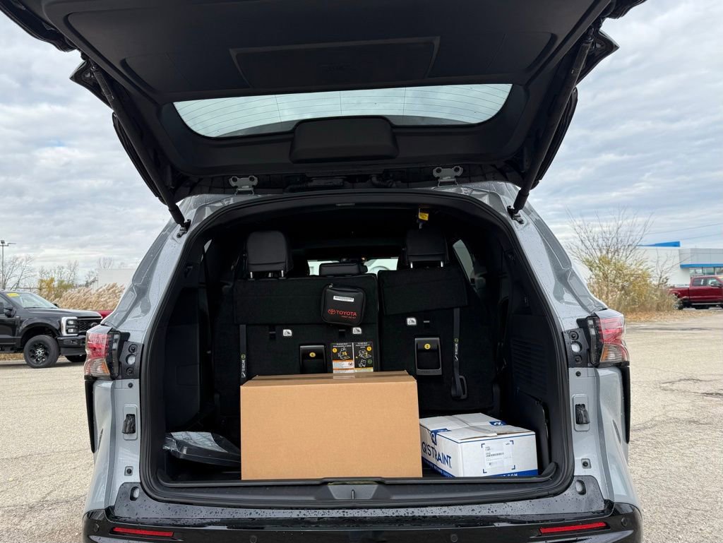 Used 2025 Toyota Sienna XSE image 27