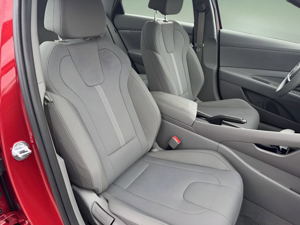 Used 2025 Hyundai Elantra SE image 21