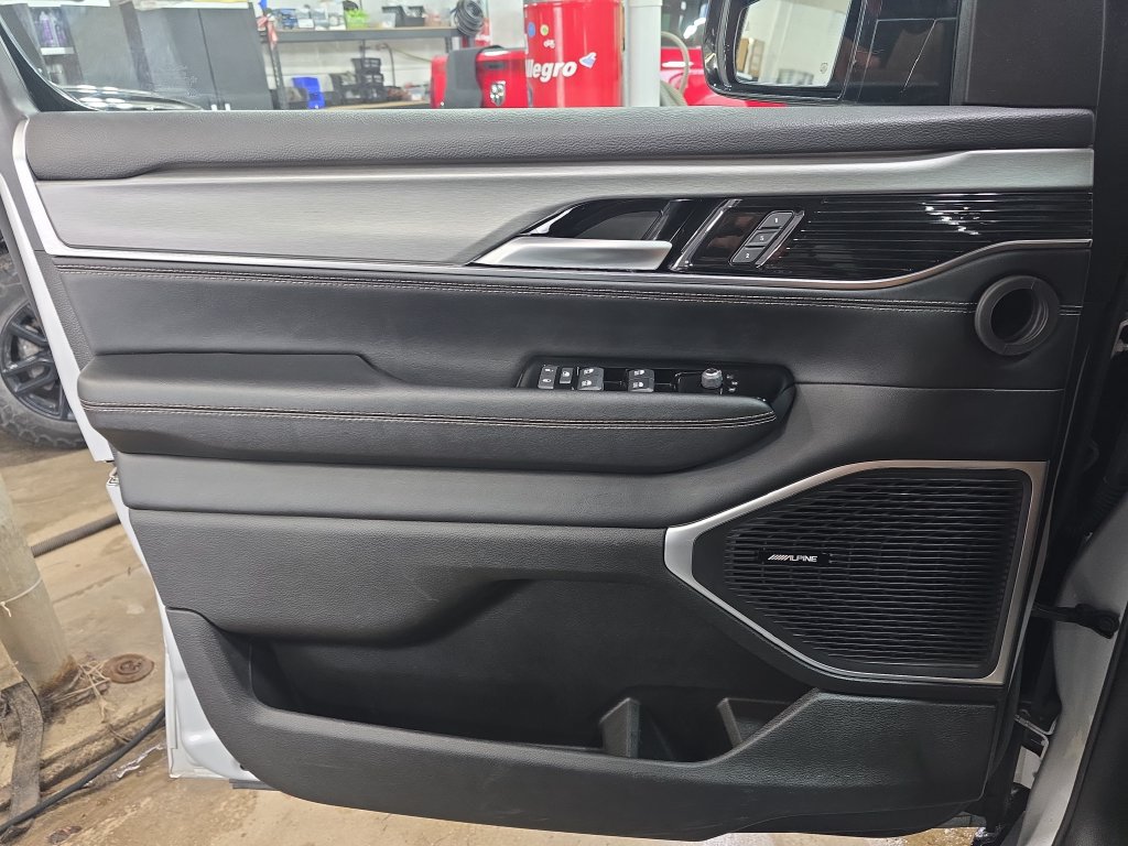 Used 2024 Jeep Wagoneer Series II AWD/4WD image 29