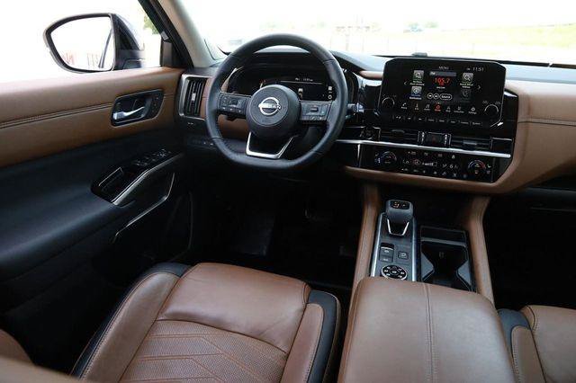 Used 2025 Nissan Pathfinder Platinum AWD/4WD image 25