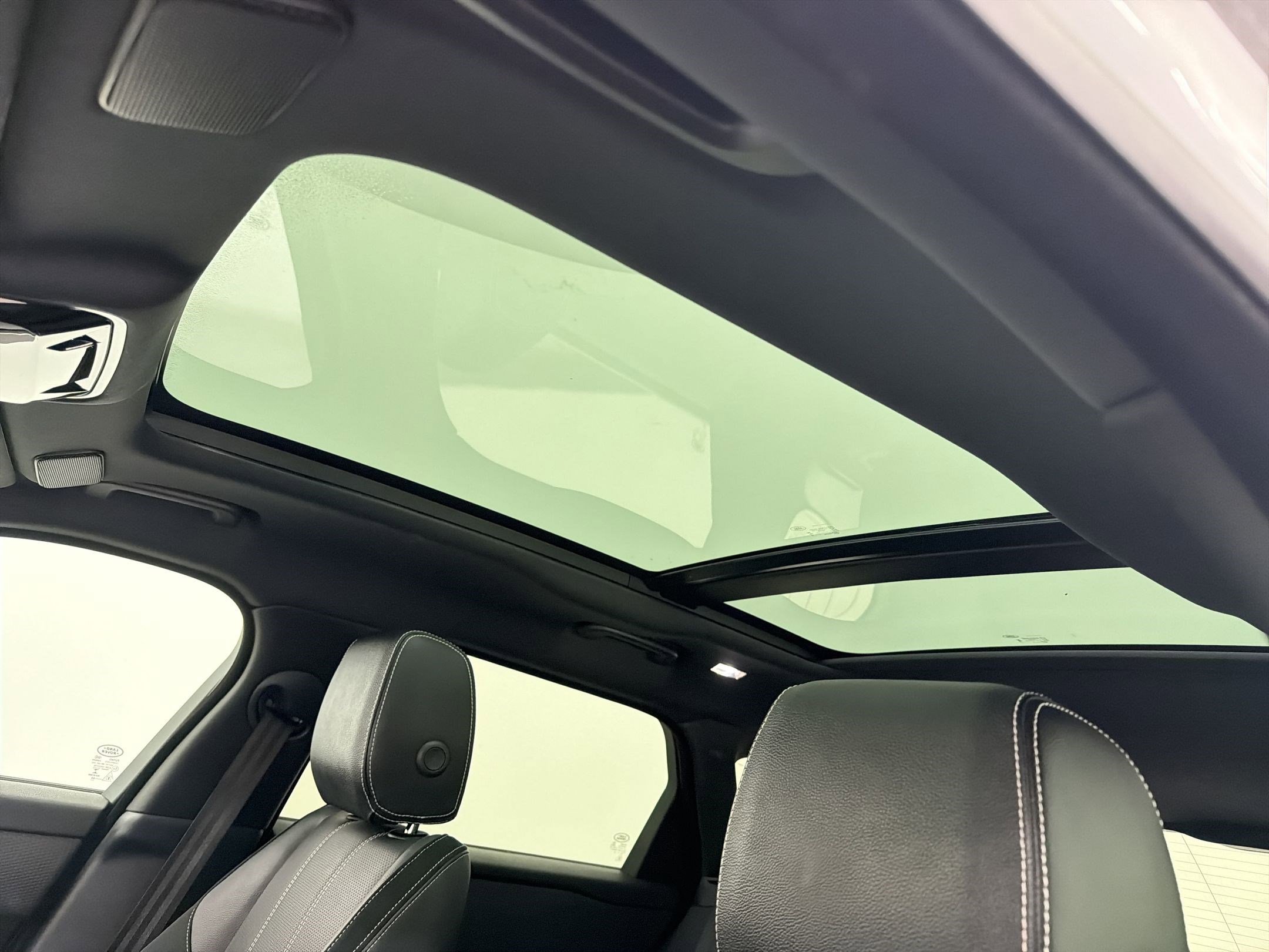 Used 2022 Land Rover Range Rover Velar R-Dynamic S image 15