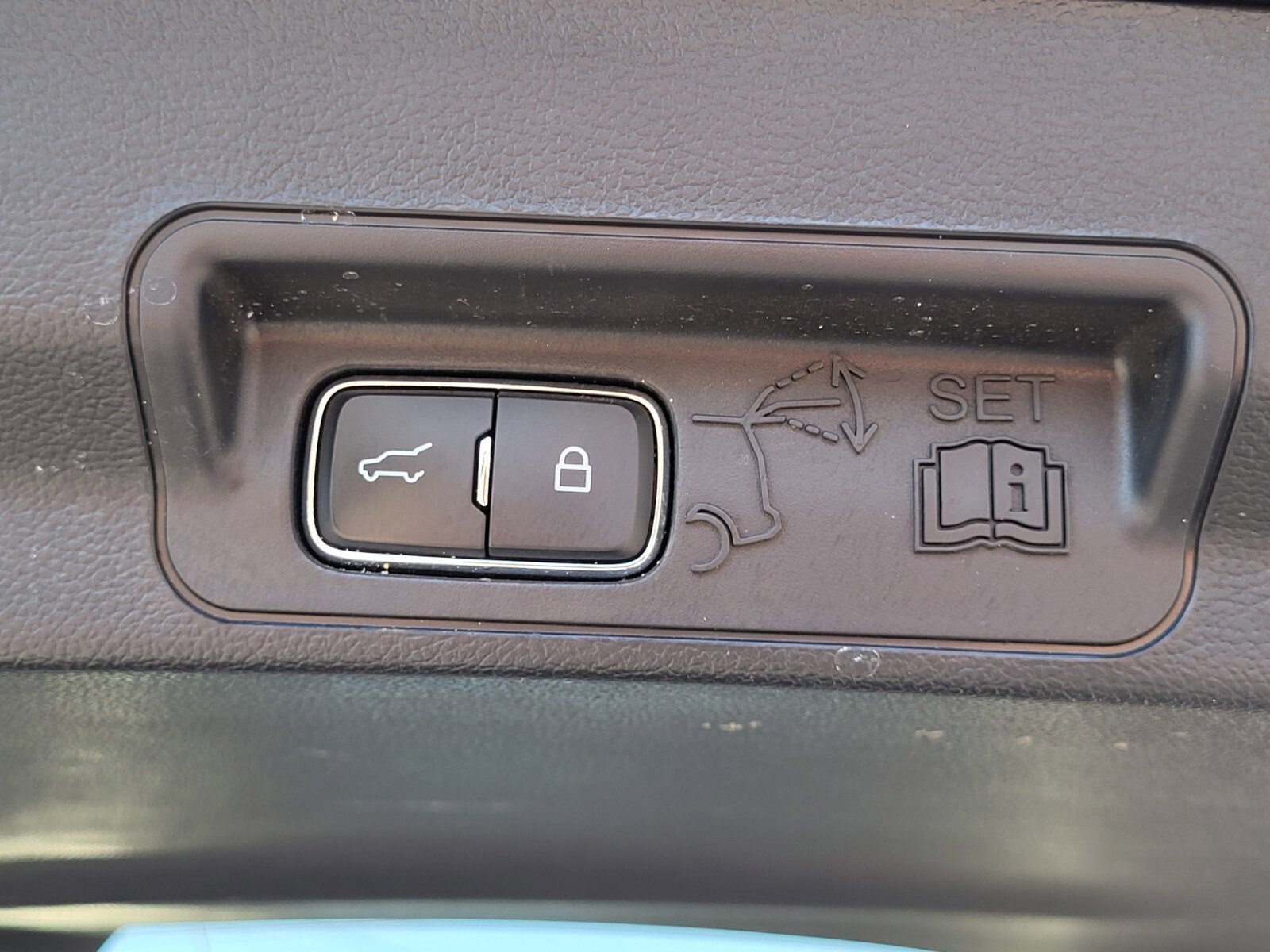 Used 2025 Ford Explorer Active RWD image 32