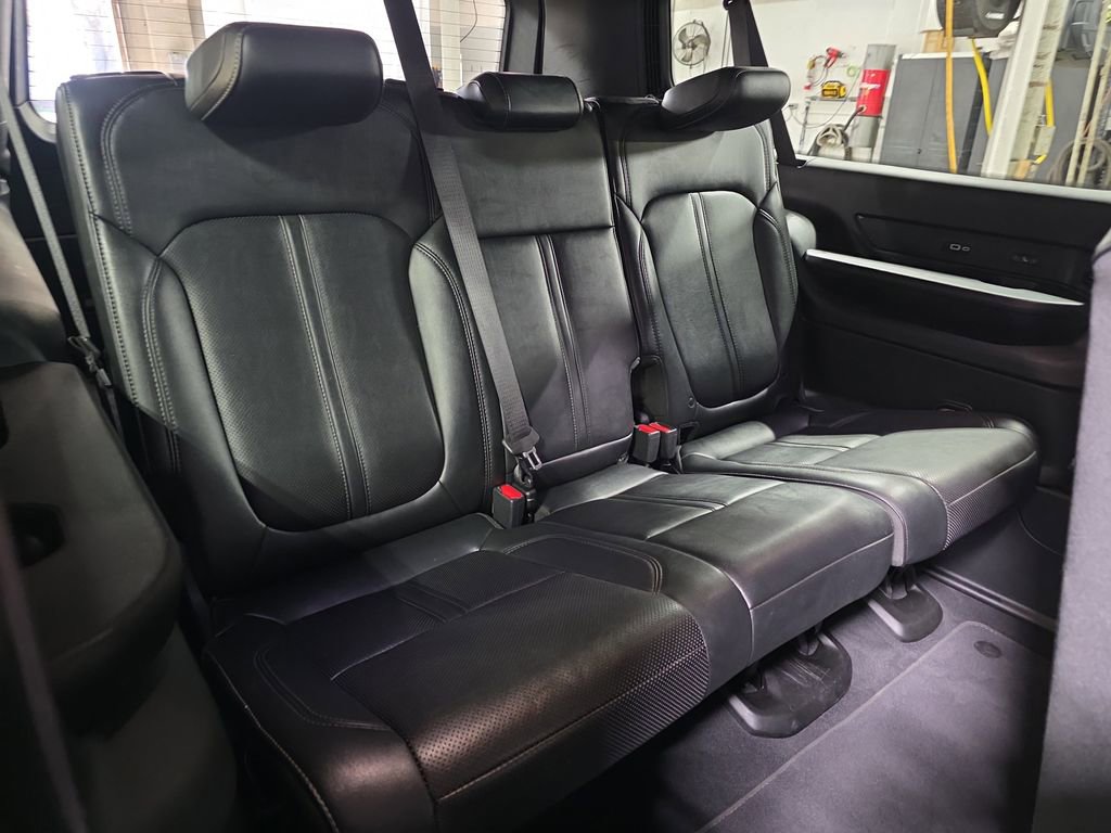 Used 2023 Jeep Wagoneer L Series II image 12