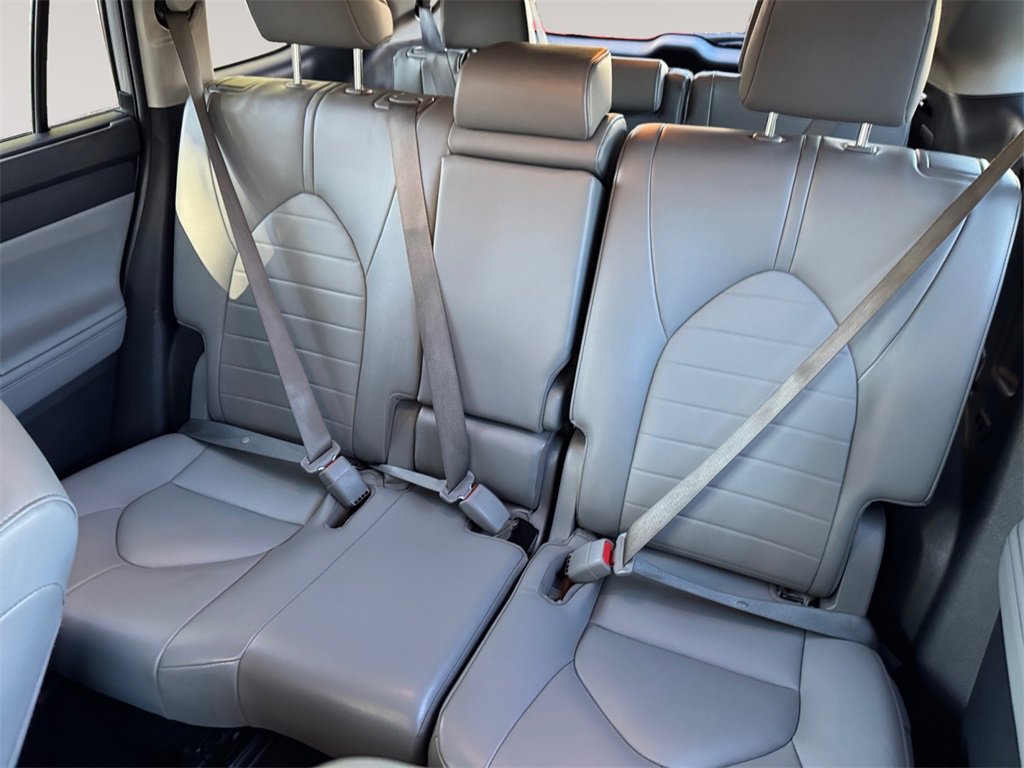 Used 2022 Toyota Highlander XLE image 13
