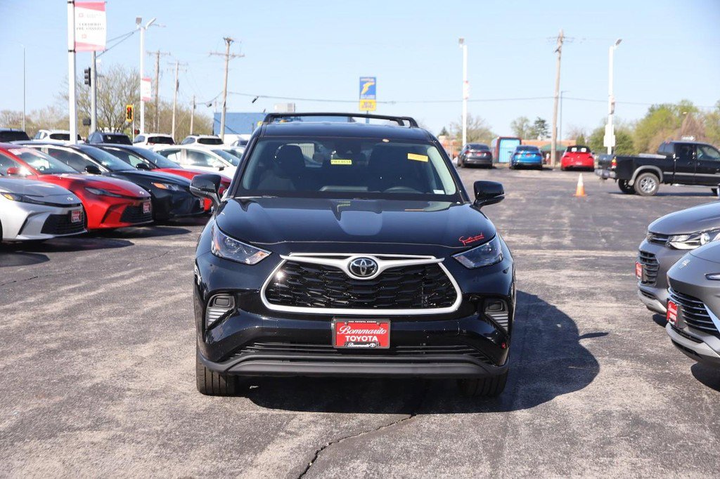 Used 2023 Toyota Highlander L AWD/4WD image 4