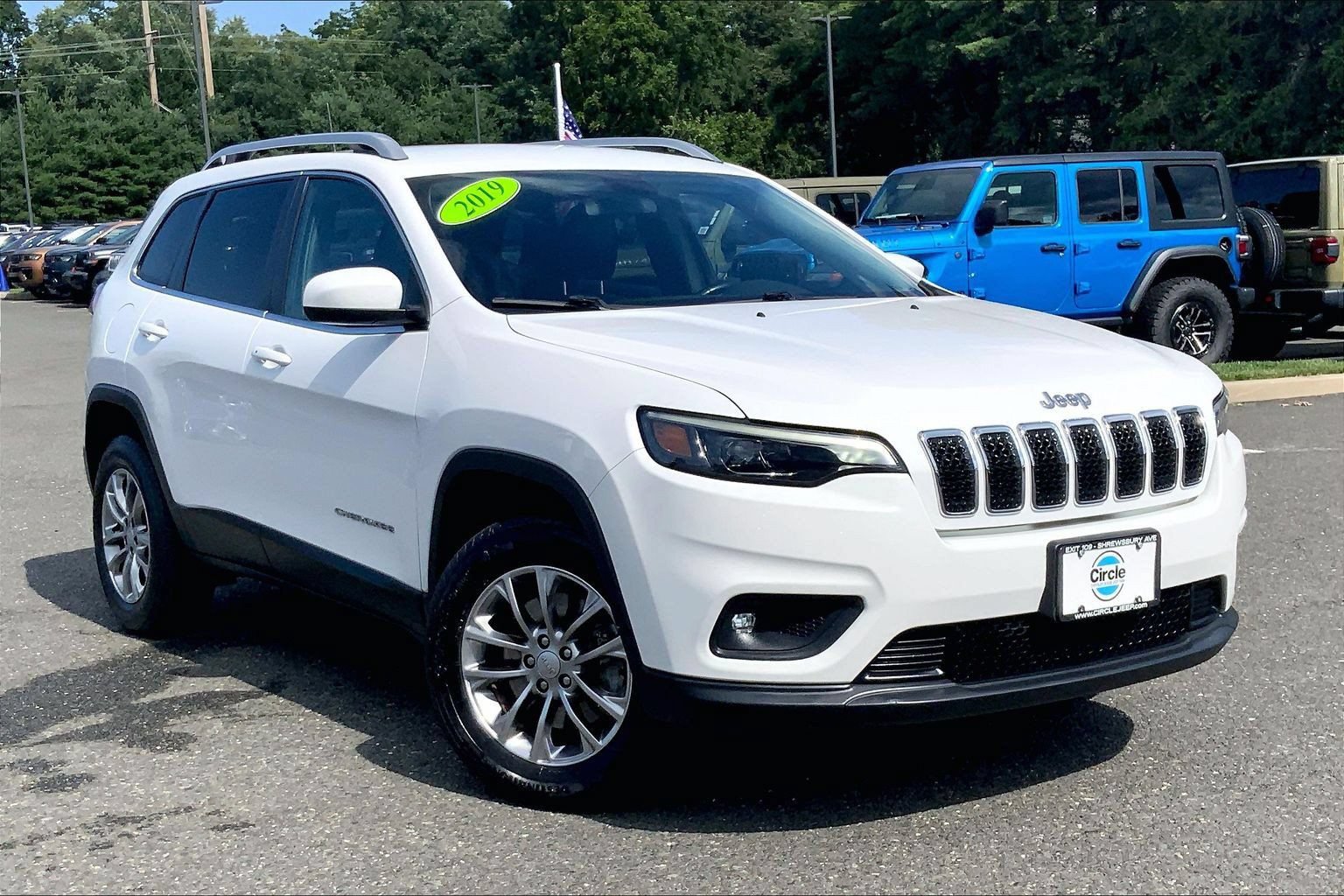Used 2019 Jeep Cherokee Latitude Plus AWD/4WD image 2