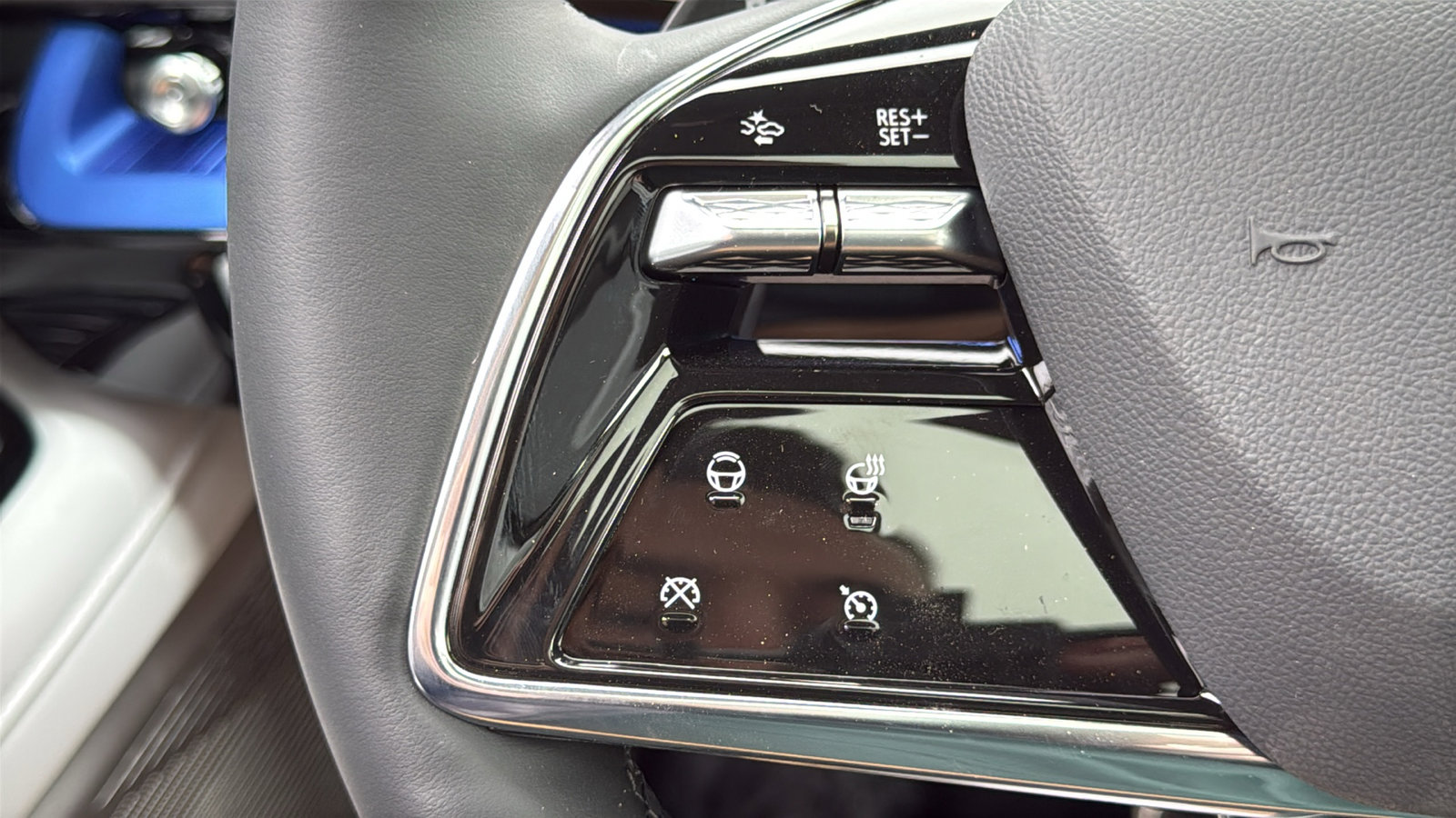 New 2026 Cadillac Optiq Luxury 2 image 15