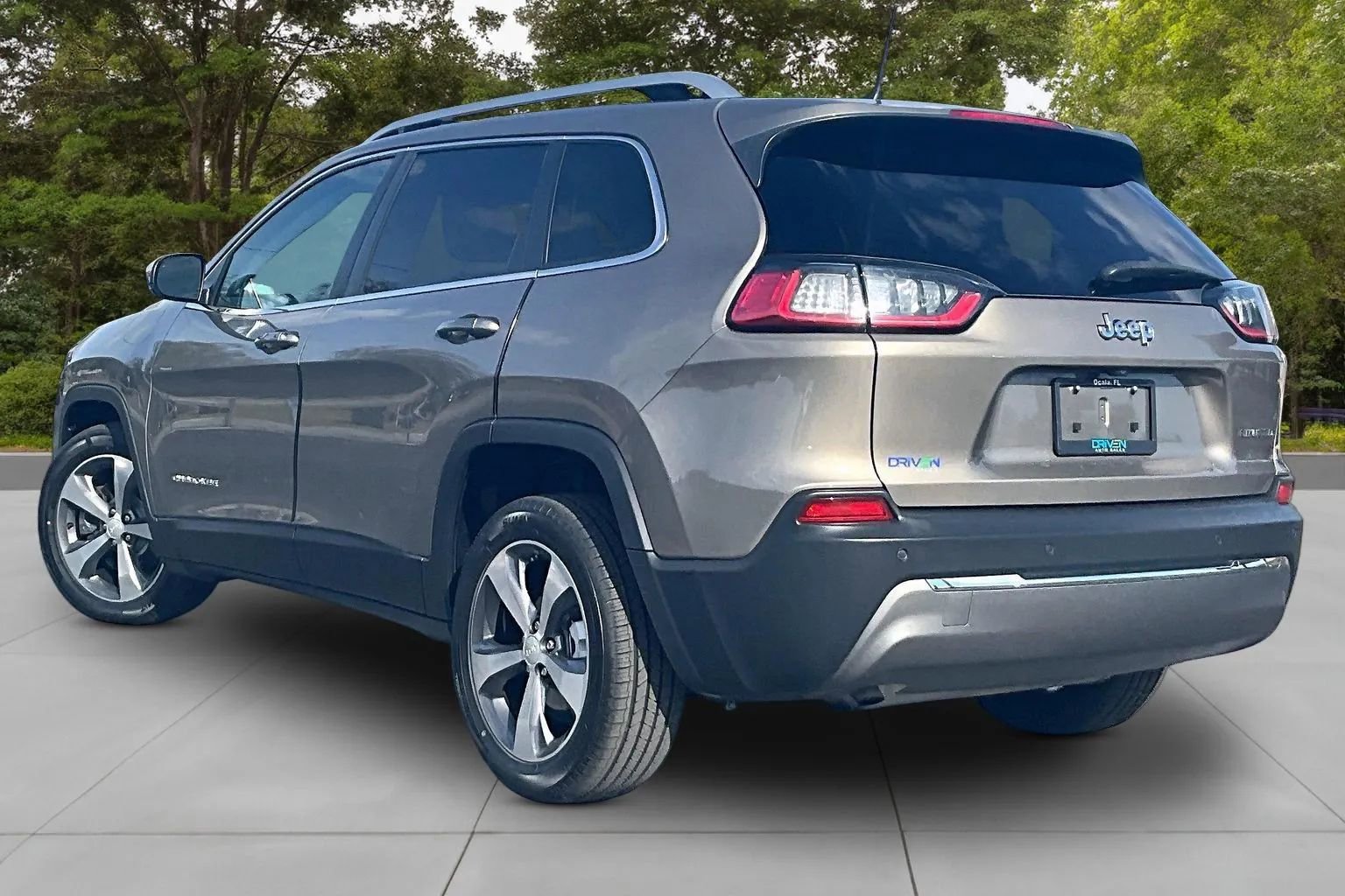 Used 2019 Jeep Cherokee Limited image 12