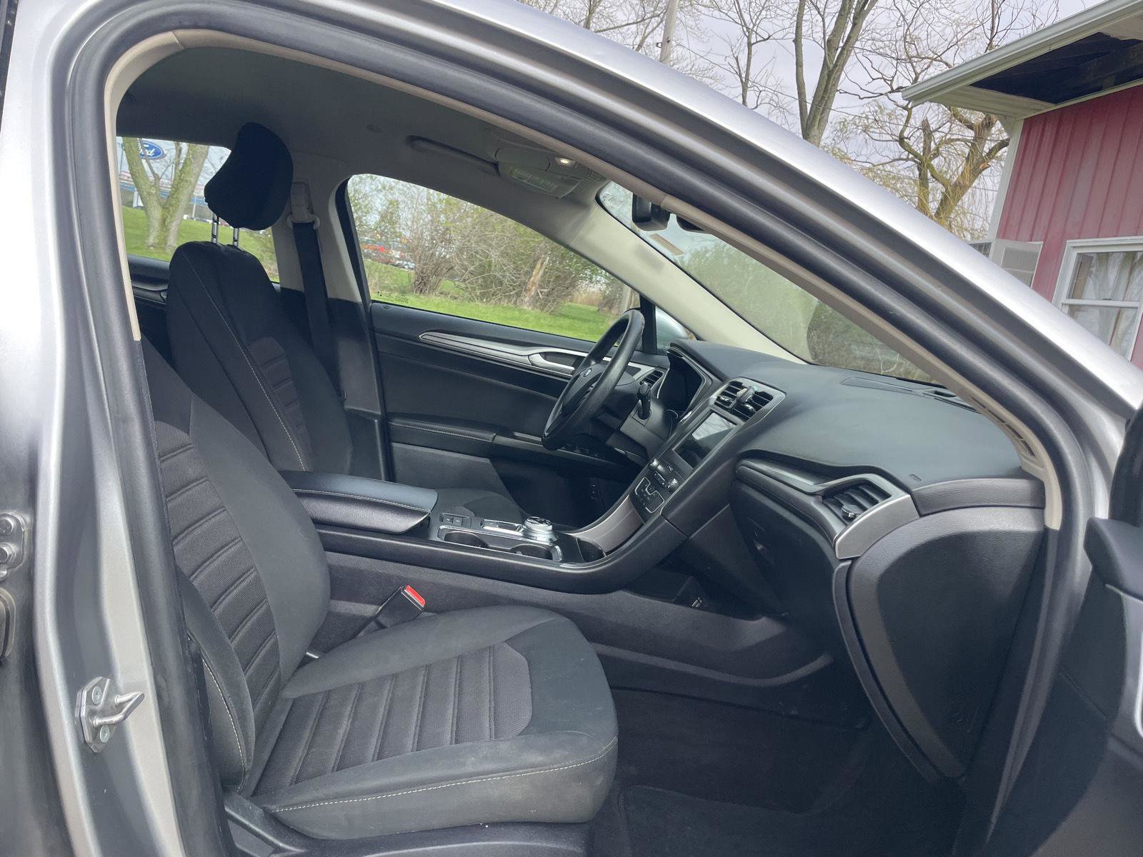 Used 2020 Ford Fusion SE image 32