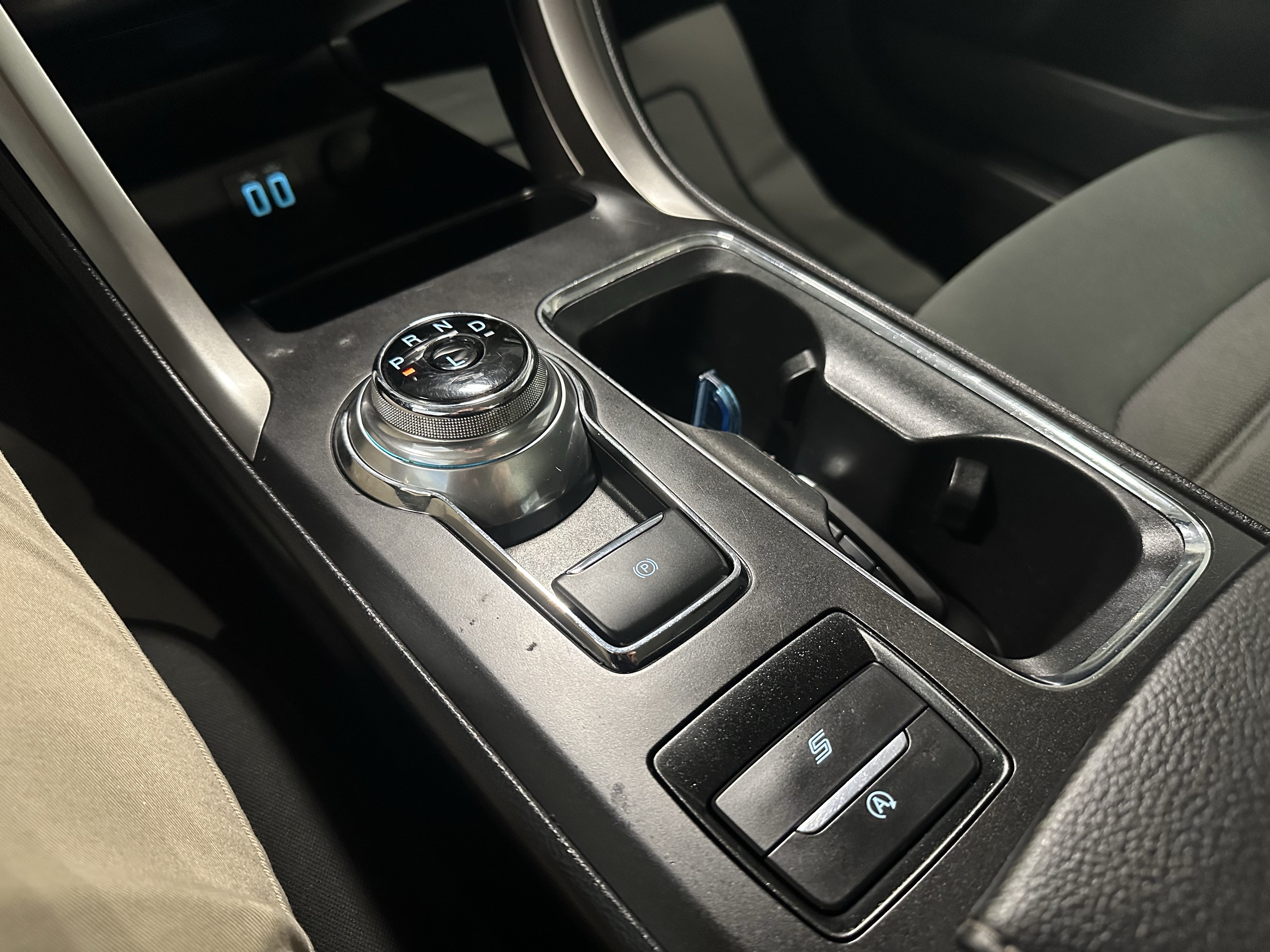 Used 2020 Ford Fusion SE FWD image 11
