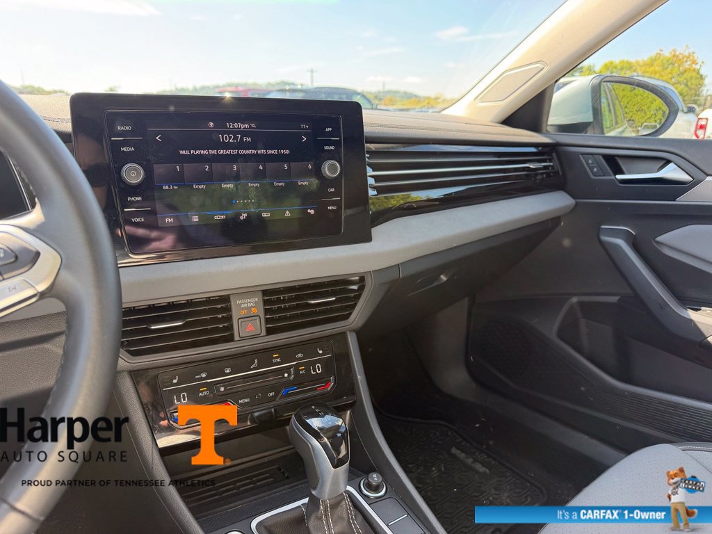Used 2025 Volkswagen Jetta SE w/ Sunroof Package FWD image 17