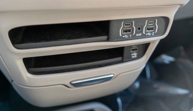 Used 2023 Chrysler Pacifica Touring-L w/ Uconnect Theater Family Group image 31