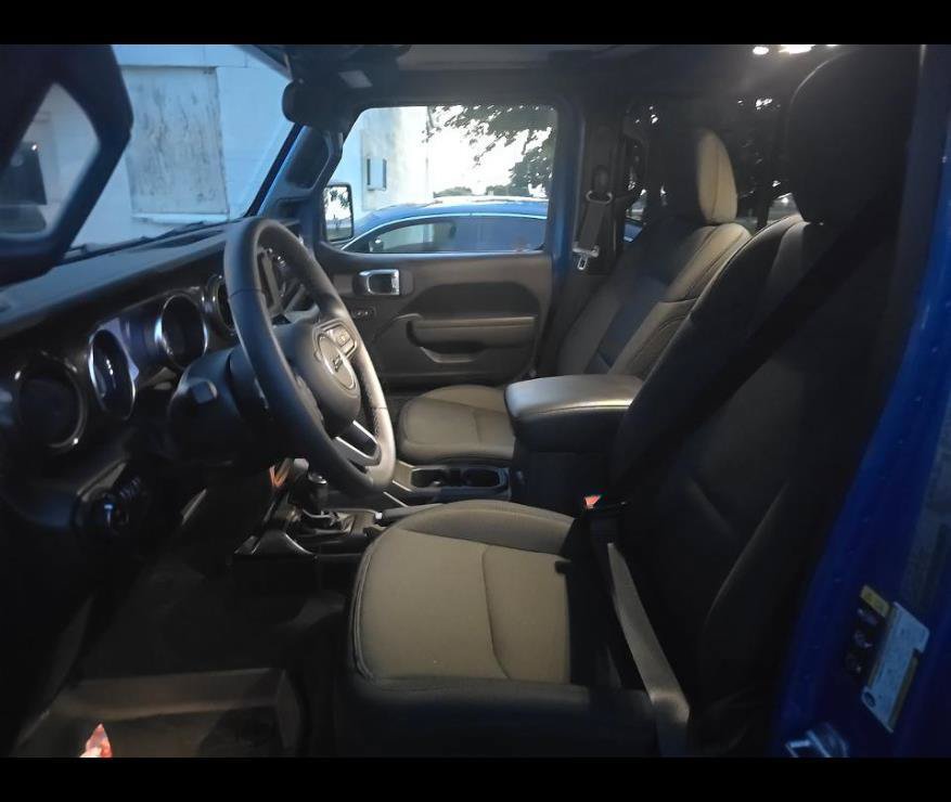 Used 2022 Jeep Gladiator Sport AWD/4WD image 3