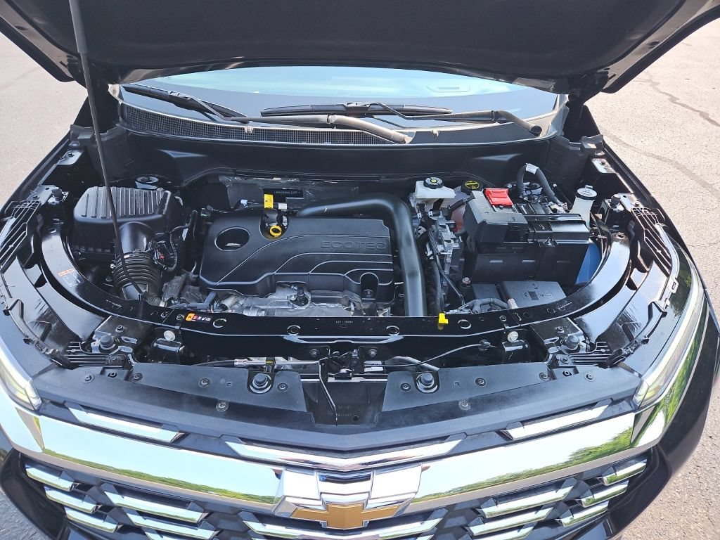 Used 2025 Chevrolet Equinox LT AWD/4WD image 2