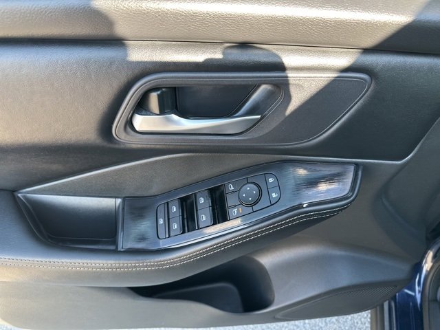 Used 2025 Nissan Rogue SV image 18