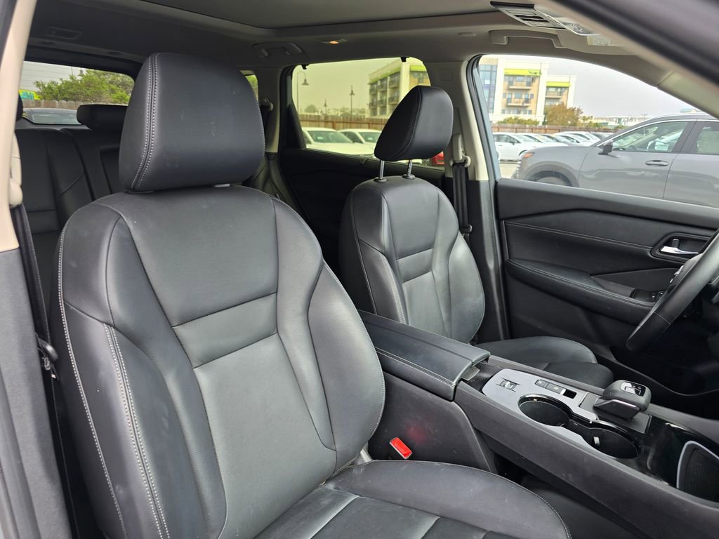 Used 2025 Nissan Rogue SL w/ Tech Package image 12