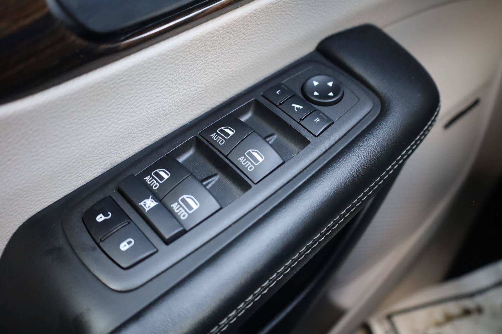 Used 2022 Chrysler Pacifica Limited FWD image 36
