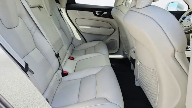 Used 2023 Volvo XC60 B5 Plus FWD image 23