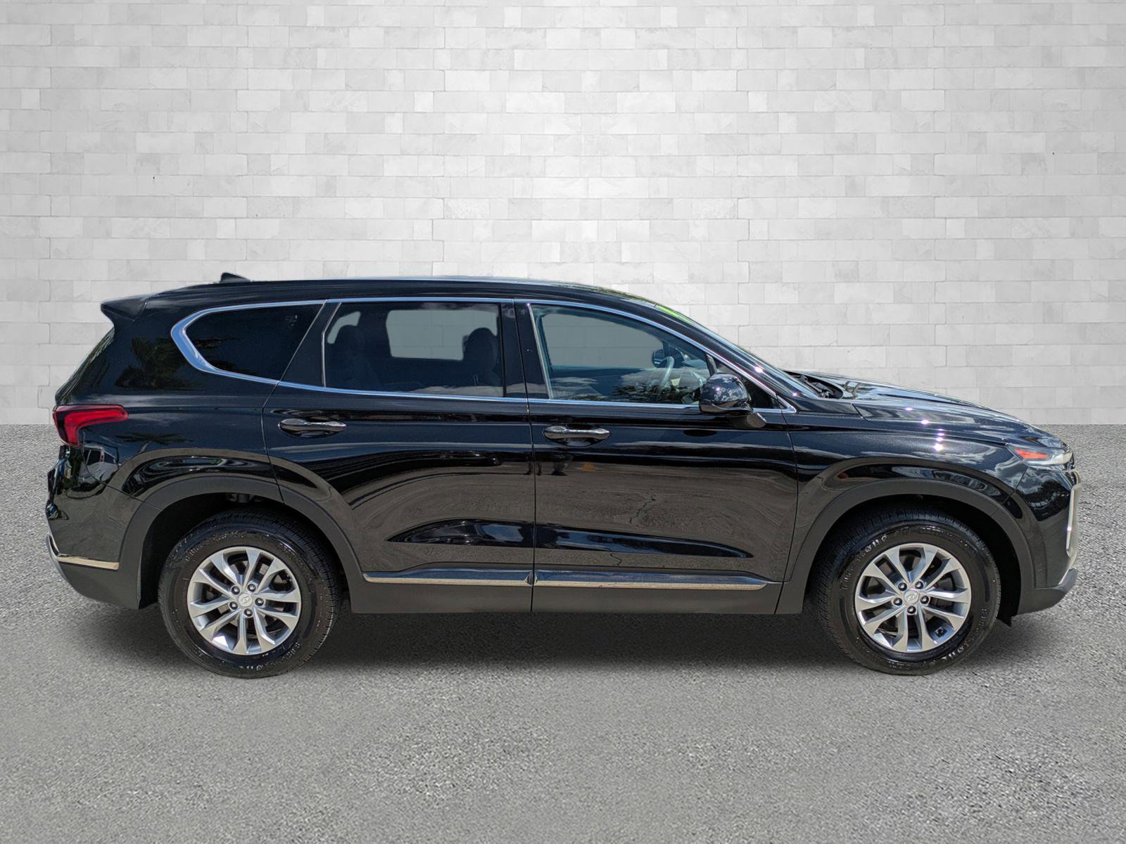 Used 2019 Hyundai Santa Fe SEL image 3