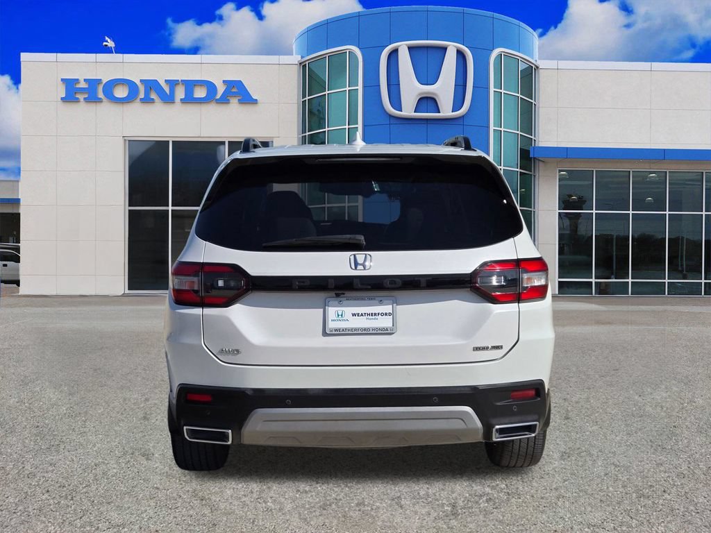 Used 2024 Honda Pilot Touring image 4