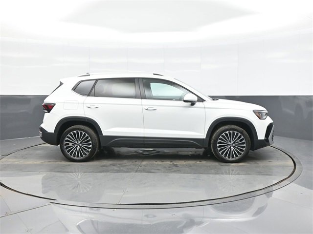 Certified 2025 Volkswagen Taos SE image 8