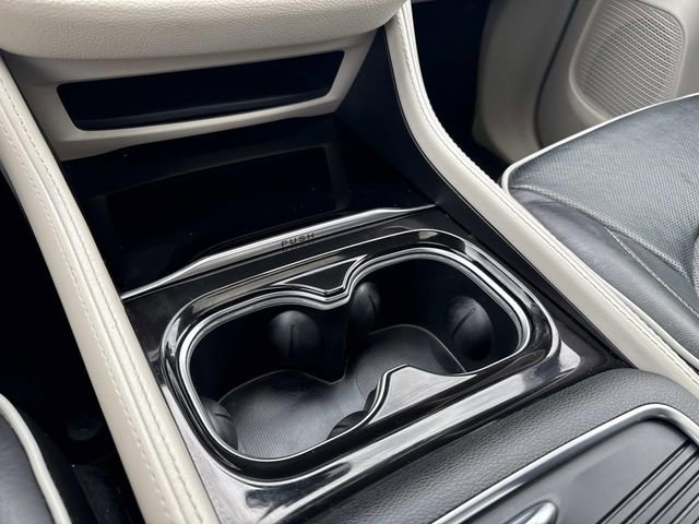 Used 2023 Chrysler Pacifica Limited image 32