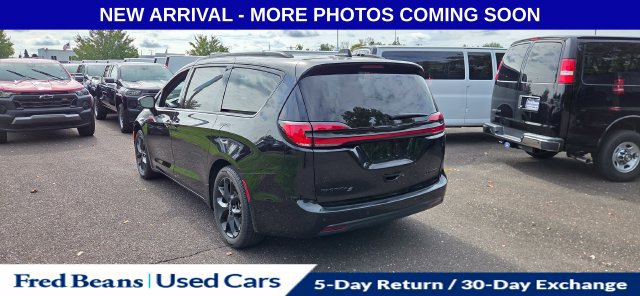 Used 2025 Chrysler Pacifica Limited FWD image 7