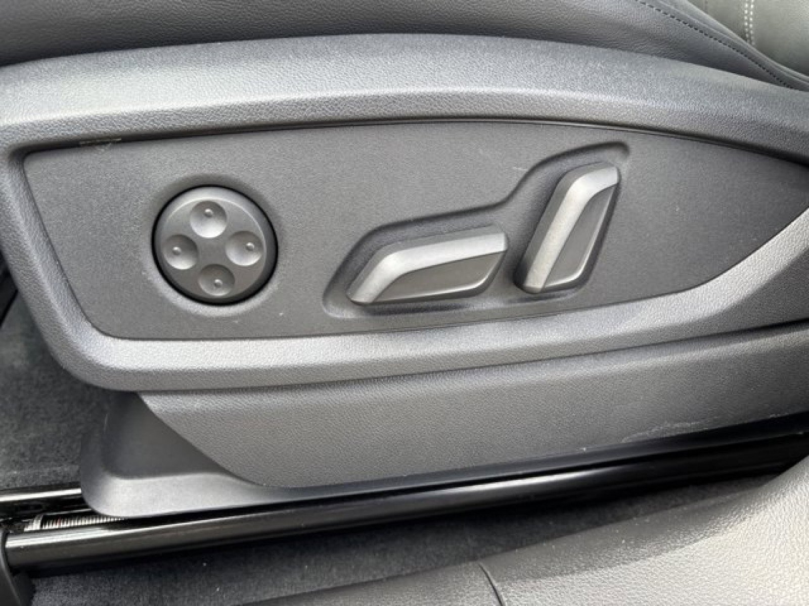 Used 2024 Audi Q5 e Premium Plus w/ Premium Plus Package image 11
