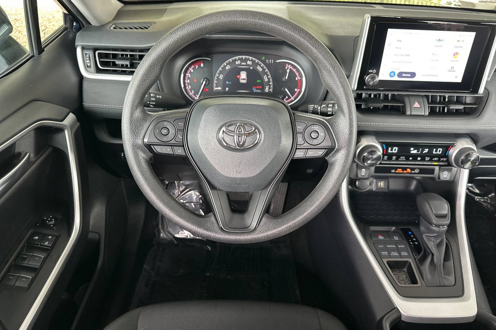 Used 2025 Toyota RAV4 XLE AWD/4WD image 17