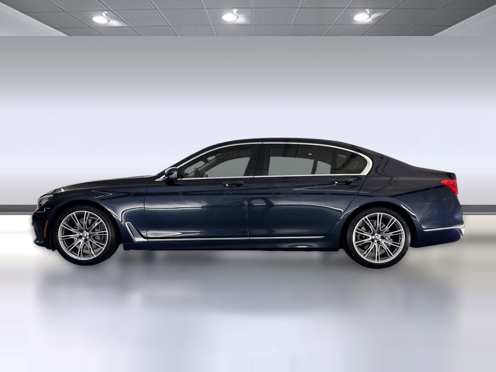 Used 2019 BMW 740i w/ Executive Package image 2