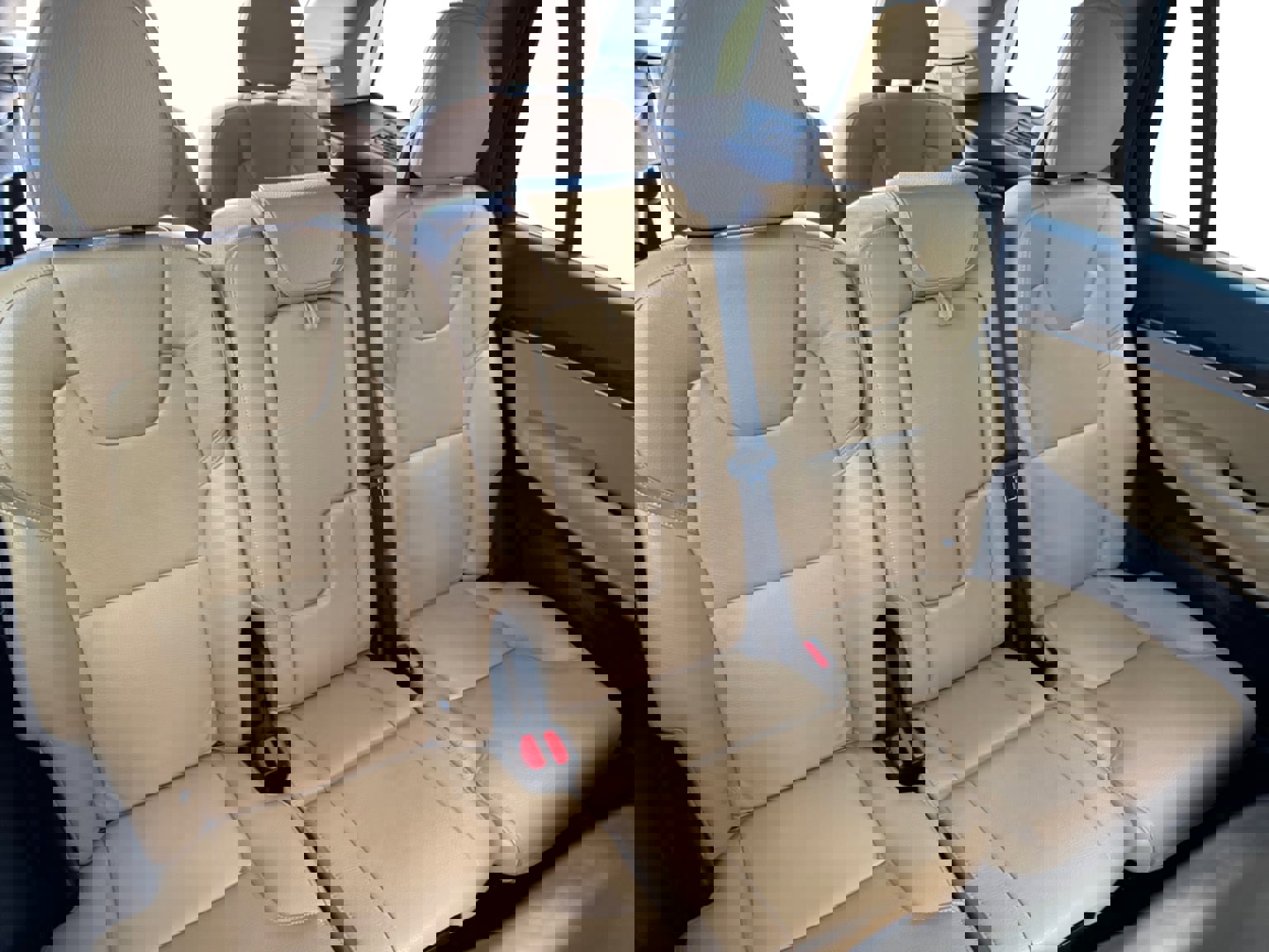 Used 2016 Volvo XC90 T6 Momentum w/ Momentum Plus Package AWD/4WD image 18