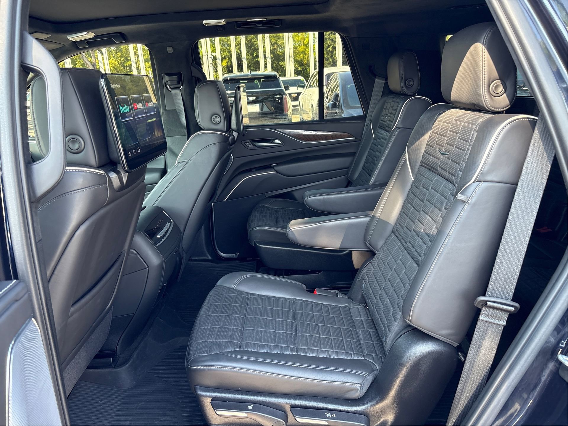 Used 2024 Cadillac Escalade Premium Luxury Platinum image 10