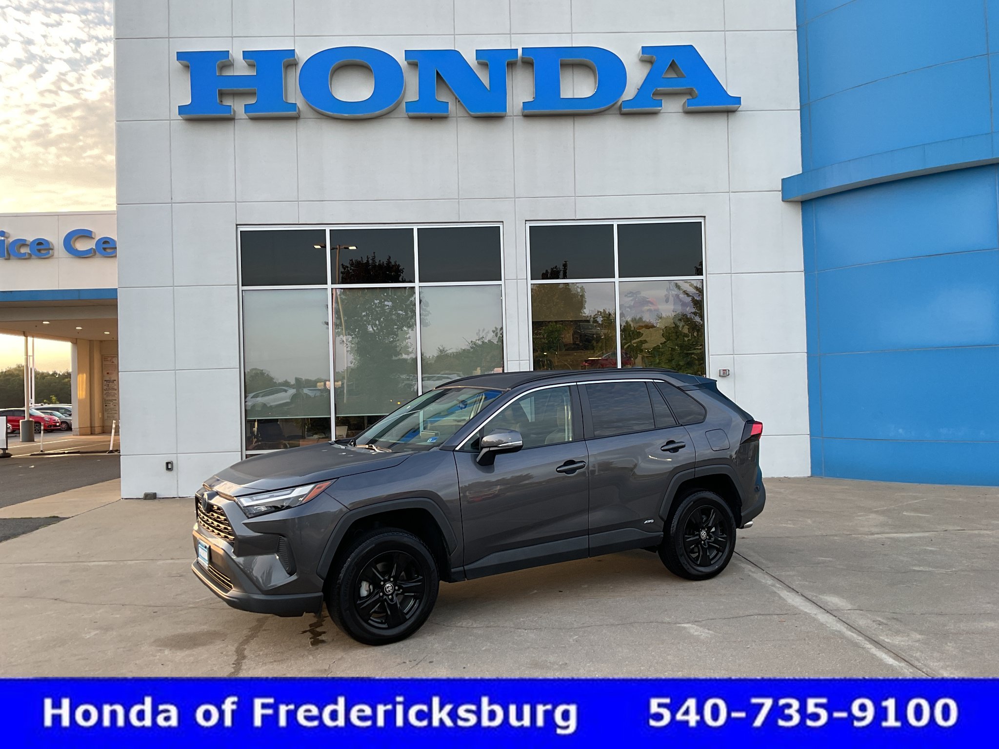 Used 2024 Toyota RAV4 XLE AWD/4WD image 1