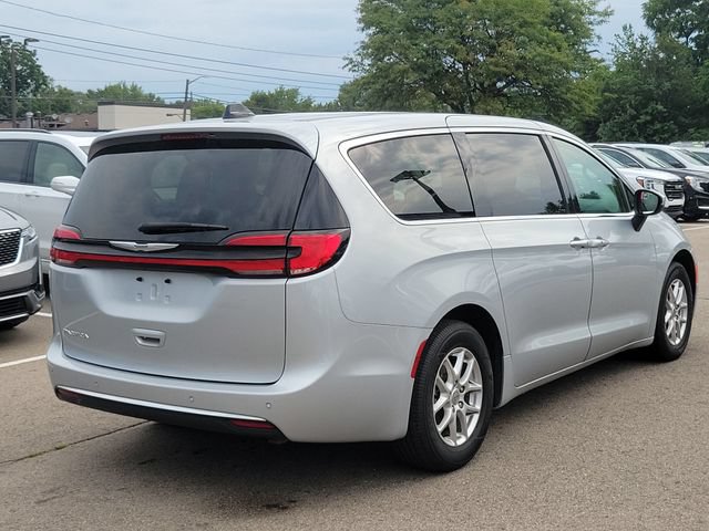 Used 2023 Chrysler Pacifica Touring-L FWD image 3