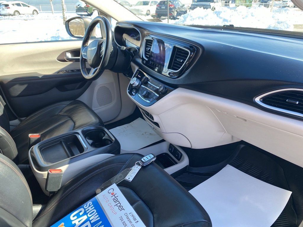 Used 2017 Chrysler Pacifica Touring-L image 10