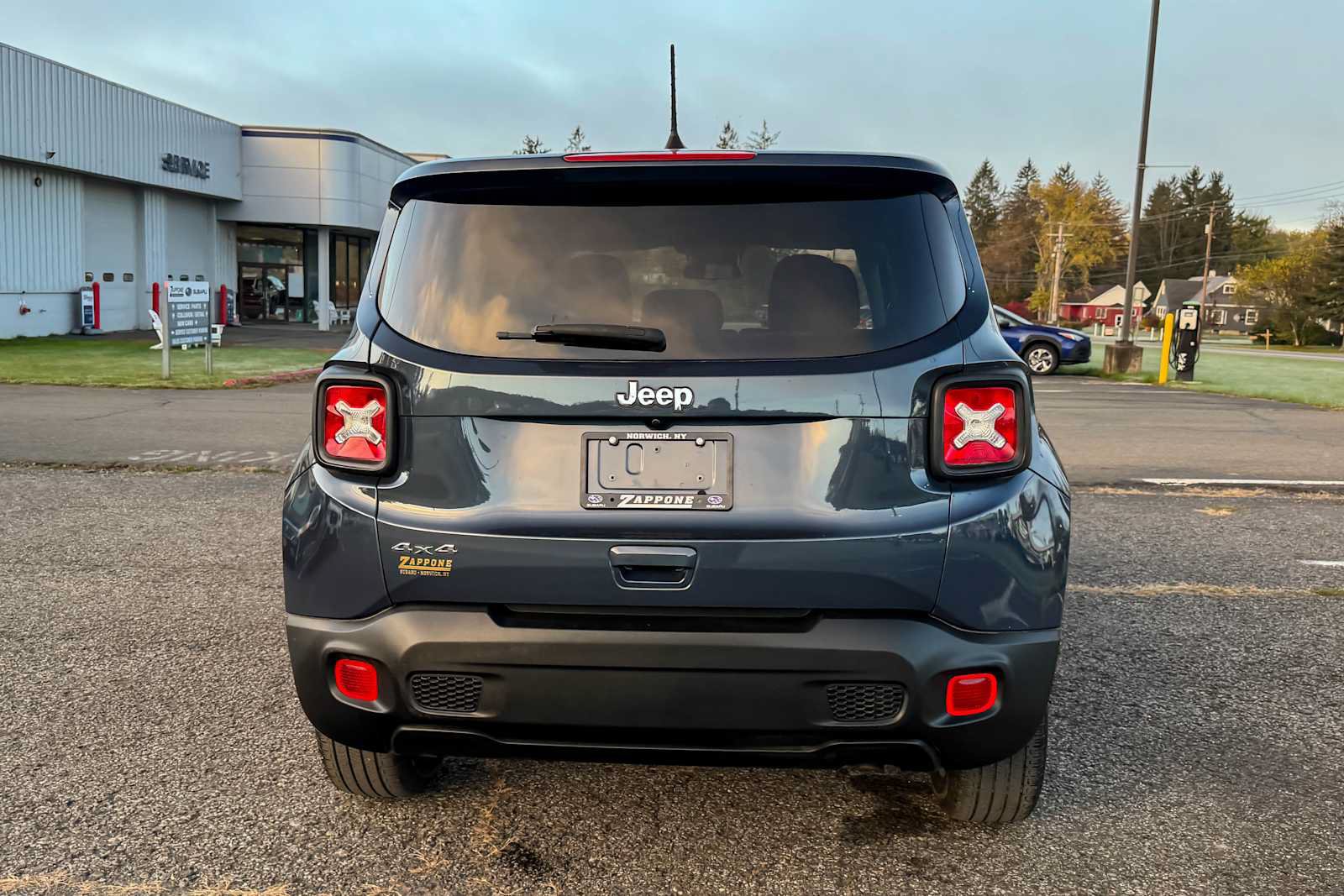 Used 2023 Jeep Renegade Latitude AWD/4WD image 4