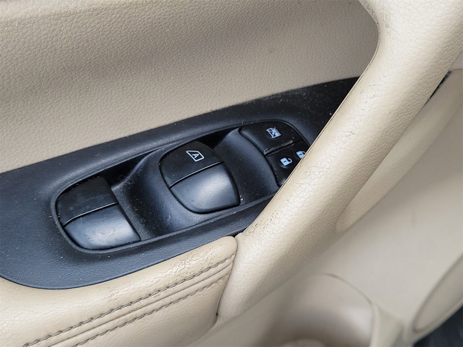 Used 2015 Nissan Rogue SV image 29