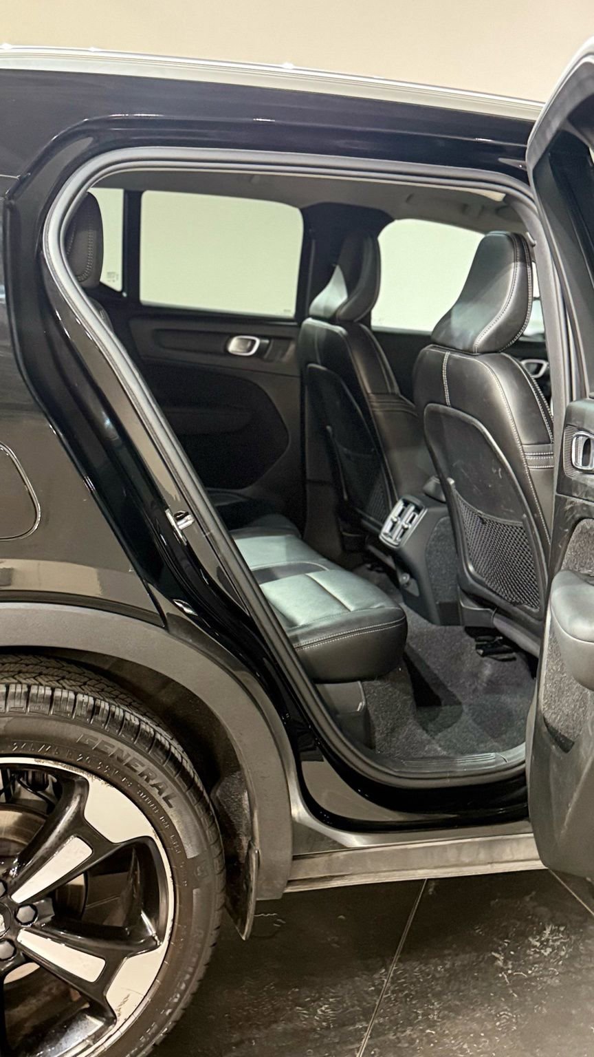 Used 2020 Volvo XC40 T5 Momentum image 48