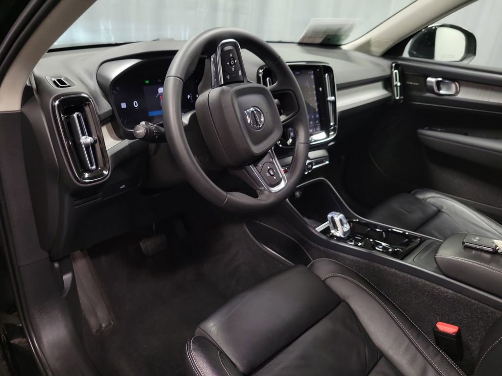 Used 2023 Volvo XC40 B5 Plus AWD/4WD image 13