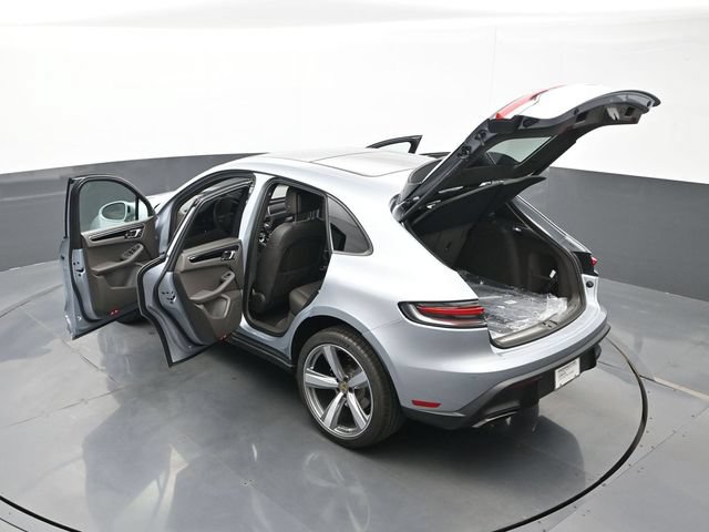 Certified 2025 Porsche Macan AWD/4WD image 29