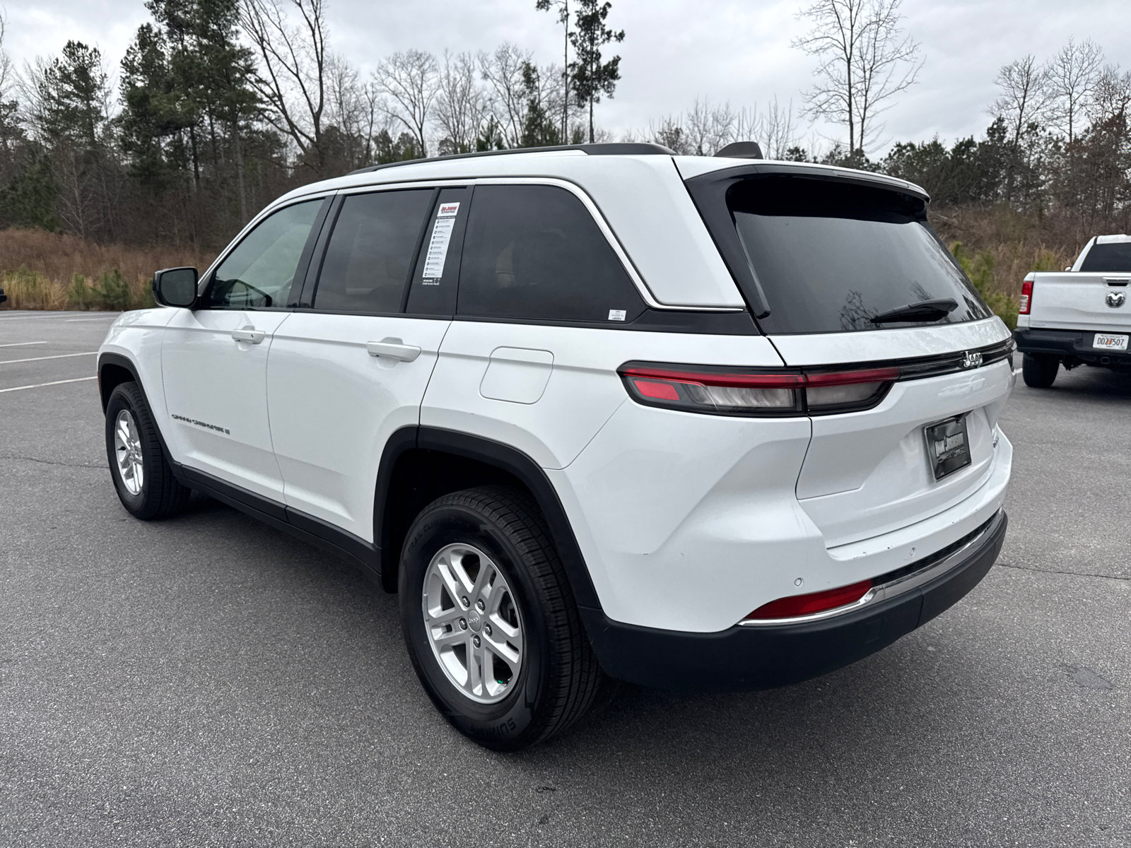 Used 2024 Jeep Grand Cherokee Laredo image 7