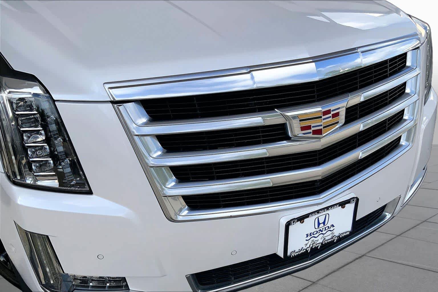 Used 2018 Cadillac Escalade Luxury AWD/4WD image 32
