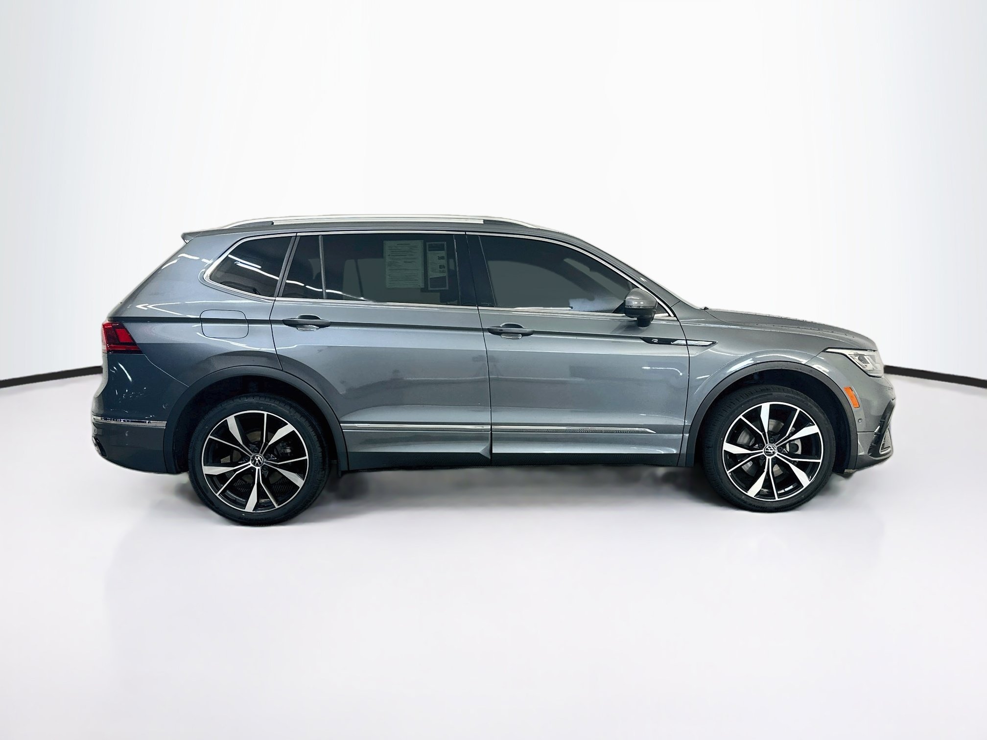 Used 2023 Volkswagen Tiguan SEL R-Line AWD/4WD image 10