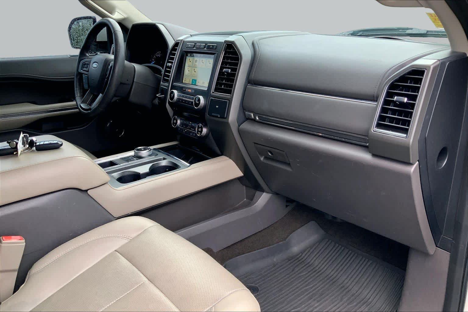 Used 2018 Ford Expedition XLT w/ Equipment Group 202A RWD image 16