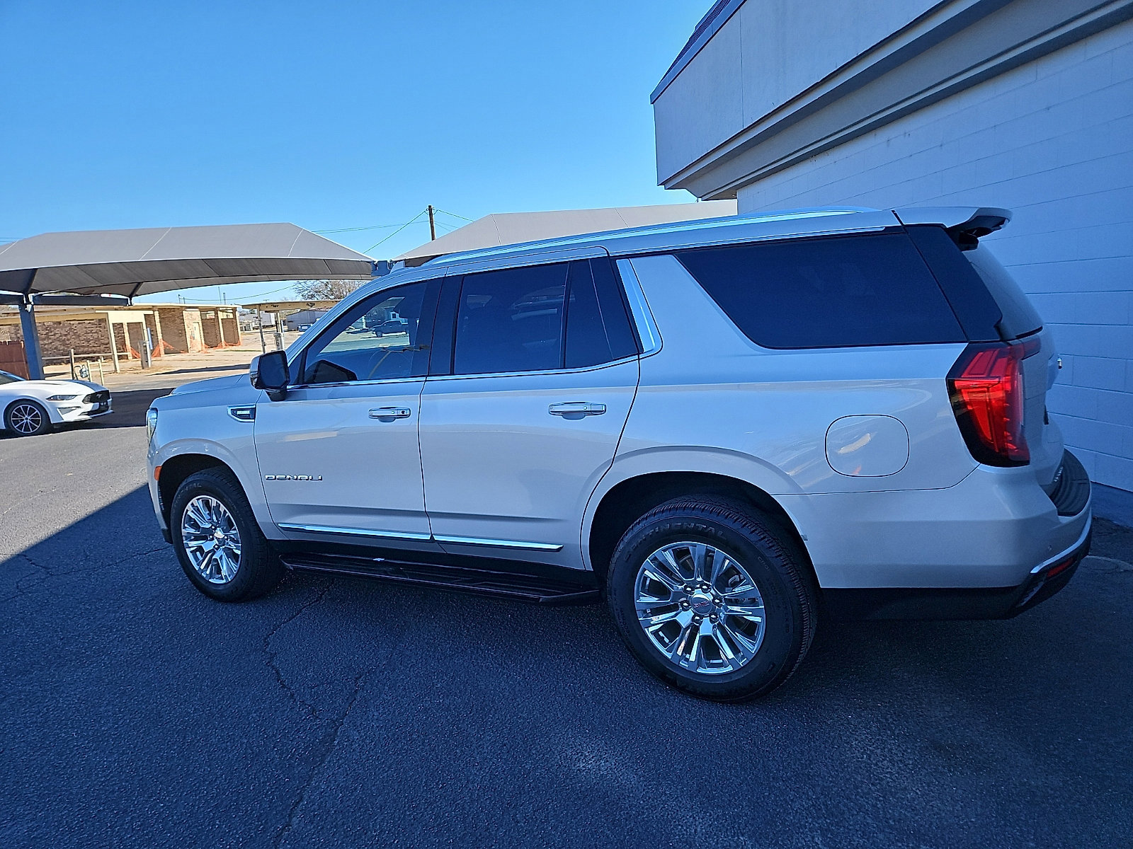 Used 2023 GMC Yukon Denali image 2