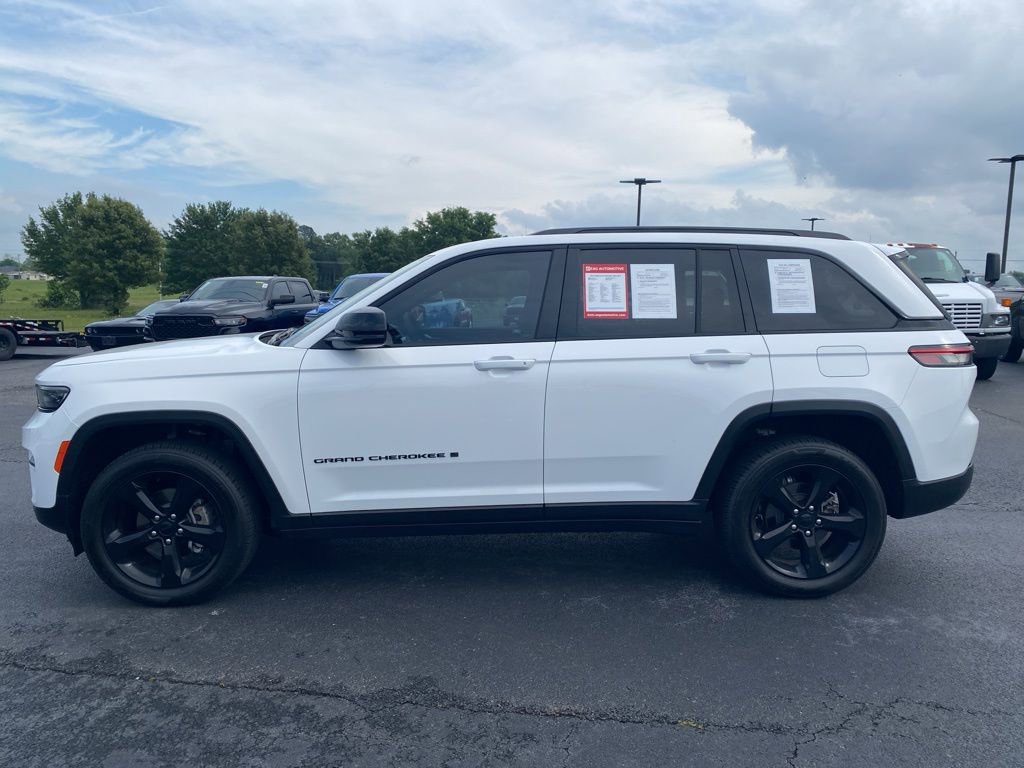 Used 2023 Jeep Grand Cherokee Altitude AWD/4WD image 4