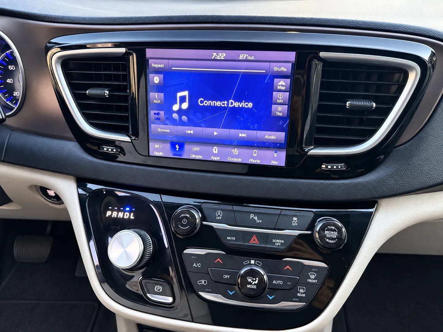 Used 2018 Chrysler Pacifica Touring-L FWD image 13