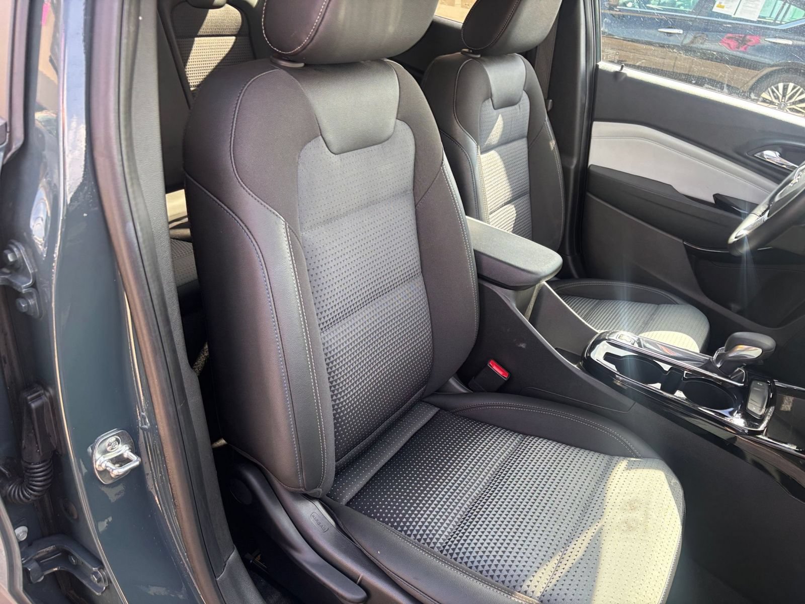 Used 2025 Chevrolet Trax LT w/ LT Convenience Package FWD image 30
