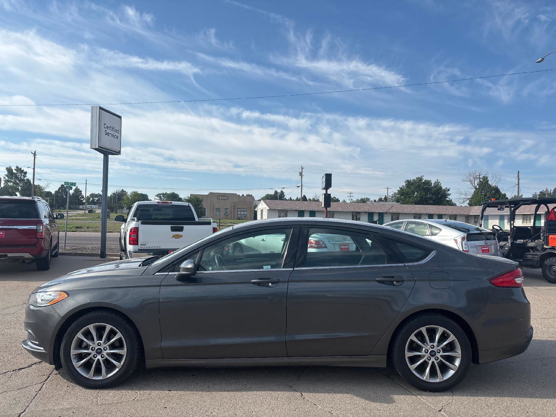 Used 2017 Ford Fusion SE w/ Fusion SE Technology Package image 2
