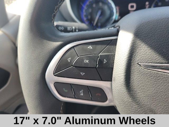 Used 2023 Chrysler Pacifica Touring-L FWD image 13